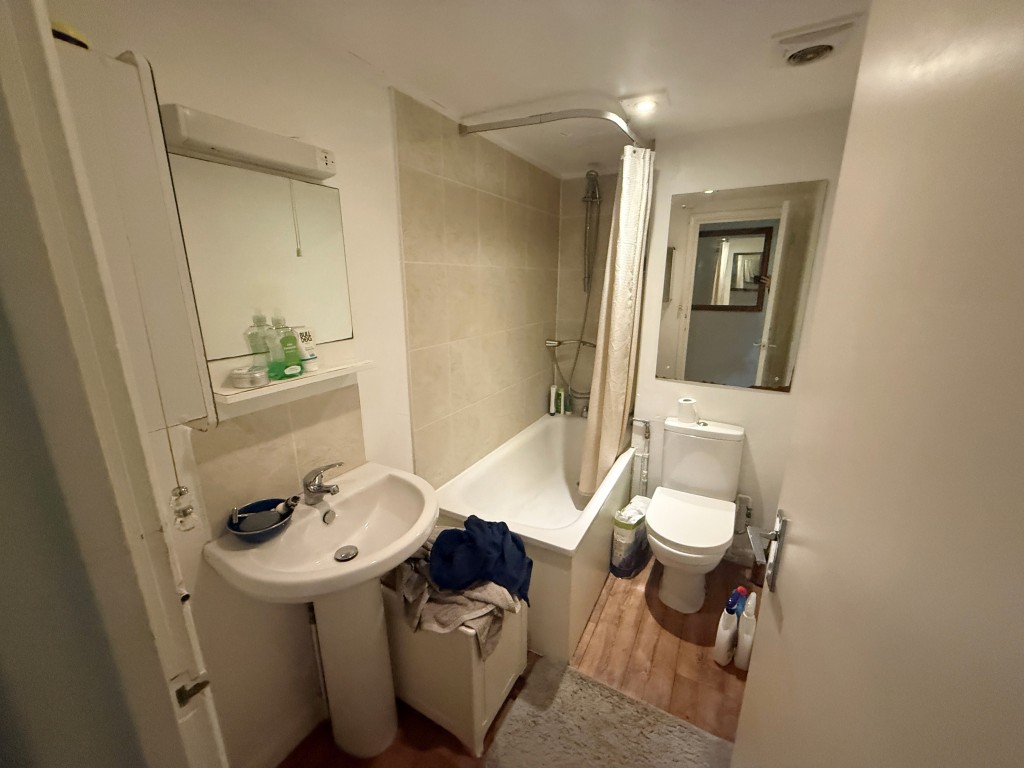 Lot: 61 - BLOCK OF FIVE FLATS FOR INVESTMENT IN TOWN CENTRE - Flat 3 bathroom